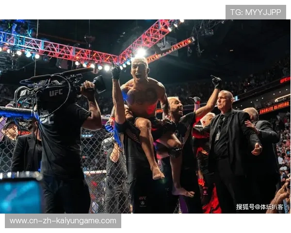 UFC精彩瞬间：腹部中拳击倒对手的瞬间震撼世界